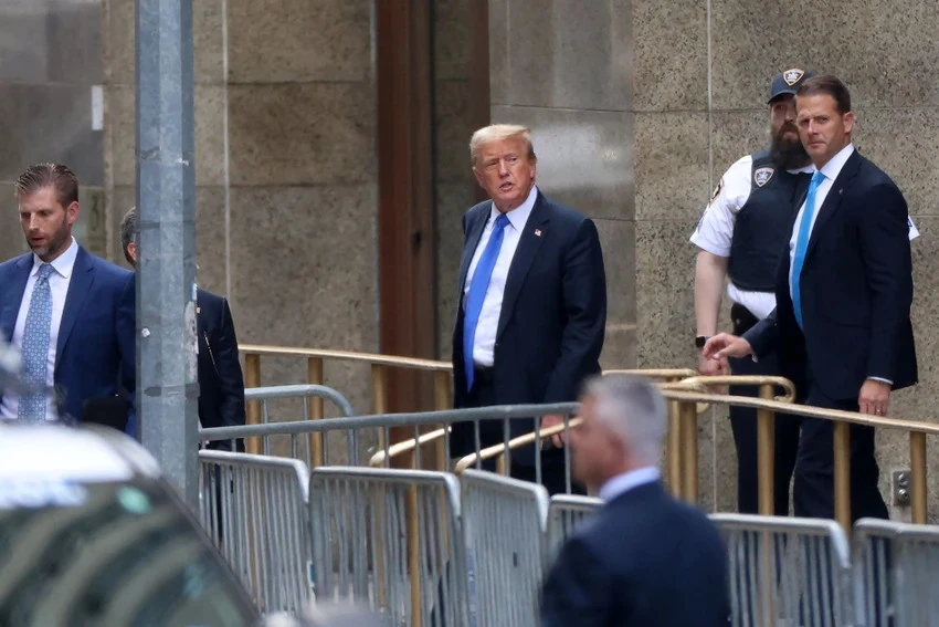 Ông Trump rời tòa án Manhattan sau khi bồi thẩm đoàn kết luận ông vi phạm 34 tội làm giả hồ sơ kinh doanh trong vụ chi tiền bịt miệng sao khiêu dâm Stormy Daniels. Ảnh: AFP/ GETTY IMAGES Donald Trump.jpg