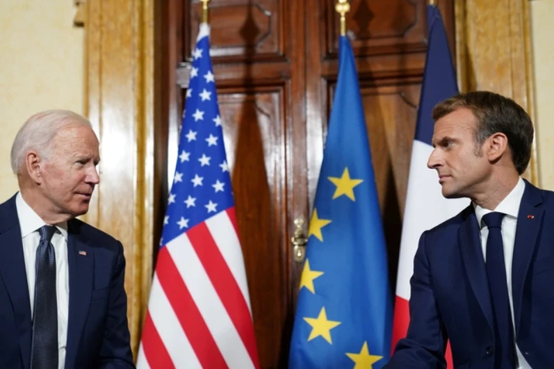 Tổng thống Pháp Emmanuel Macron hội đàm với Tổng thống Mỹ Joe Biden (trái) tại thủ đô Paris (Pháp) hôm 8-6. Ảnh: REUTERS Mỹ và Pháp đạt thỏa thuận