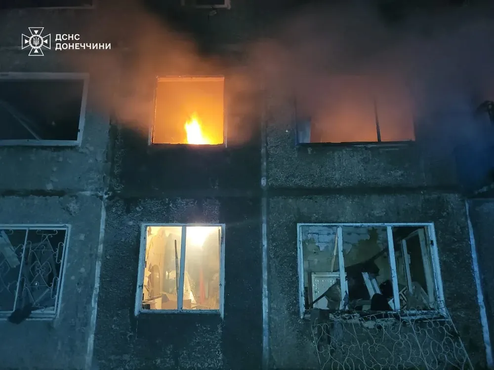Một toà nhà dân cư ở Donetsk bị phá huỷ nặng nề sau đợt giao tranh giữa Nga và Ukraine vào ngày 11-6. Ảnh: CƠ QUAN KHẨN CẤP NHÀ NƯỚC UKRAINE Chiến sự Nga-Ukraine