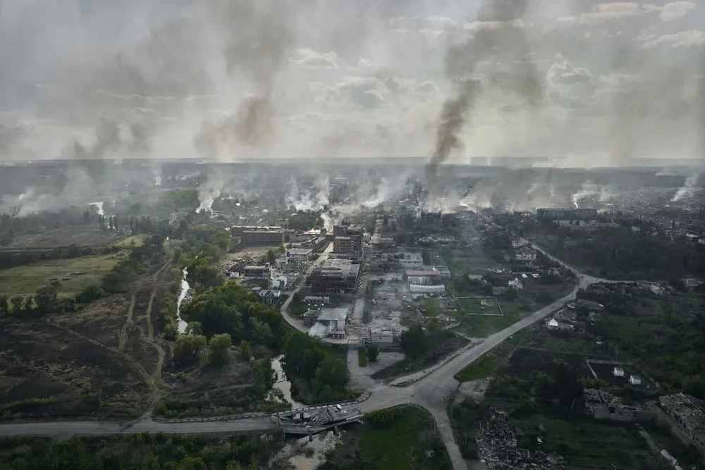 Nhiều cột khói bốc lên khi hai bên Nga và Ukraine giao tranh lớn tại TP Vovchansk (tỉnh Kharkiv). Ảnh: GETTY IMAGES Chiến sự Nga-Ukraine.jpg