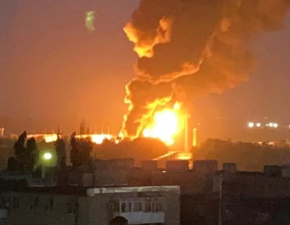 Vụ hoả hoạn tại một kho dầu ở tỉnh Rostov (Nga) ngày 18-6. Ảnh: TELEGRAM chiến sự Nga-Ukraine.jpg
