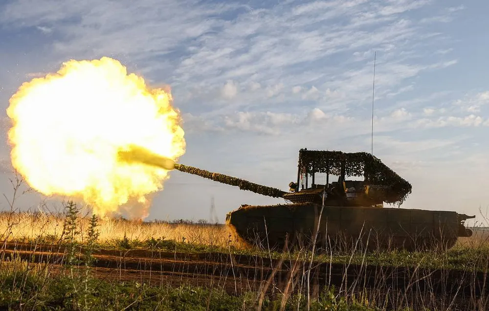 Xe tăng Nga khai hoả về phía các lực lượng Ukraine. Ảnh: TASS Chiến sự Nga-Ukraine