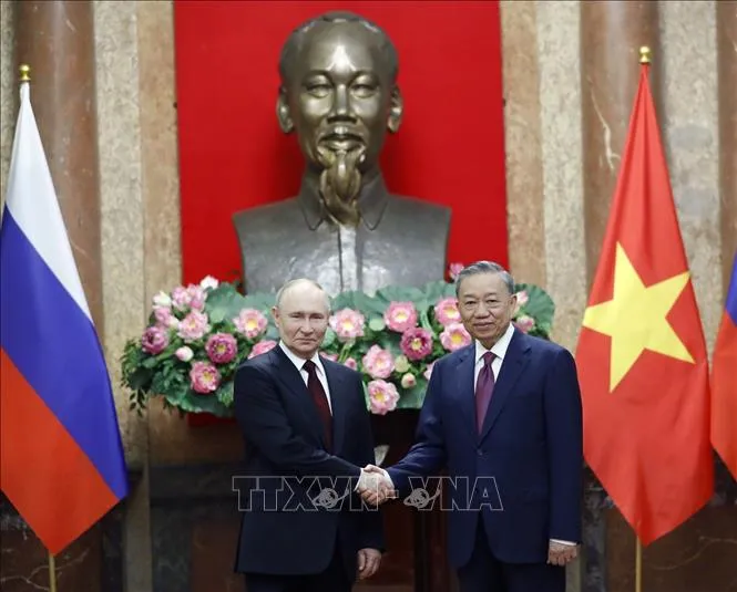 Chủ tịch nước Tô Lâm và Tổng thống Nga Vladimir Putin chụp ảnh chung ngày 20-6. Ảnh: TTXVN 11 văn kiện hợp tác