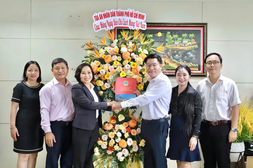 Đoàn đại diện TAND TP.HCM thăm và chúc mừng báo Pháp Luật TP.HCM. Phó Chánh văn phòng TAND TP.HCM Nguyễn Mai Trâm (thứ ba từ trái sang) hy vọng báo sẽ tiếp tục phát triển và hoàn thành tốt những nhiệm vụ chính trị. Ảnh: DI LINH IMG_0443.jpeg