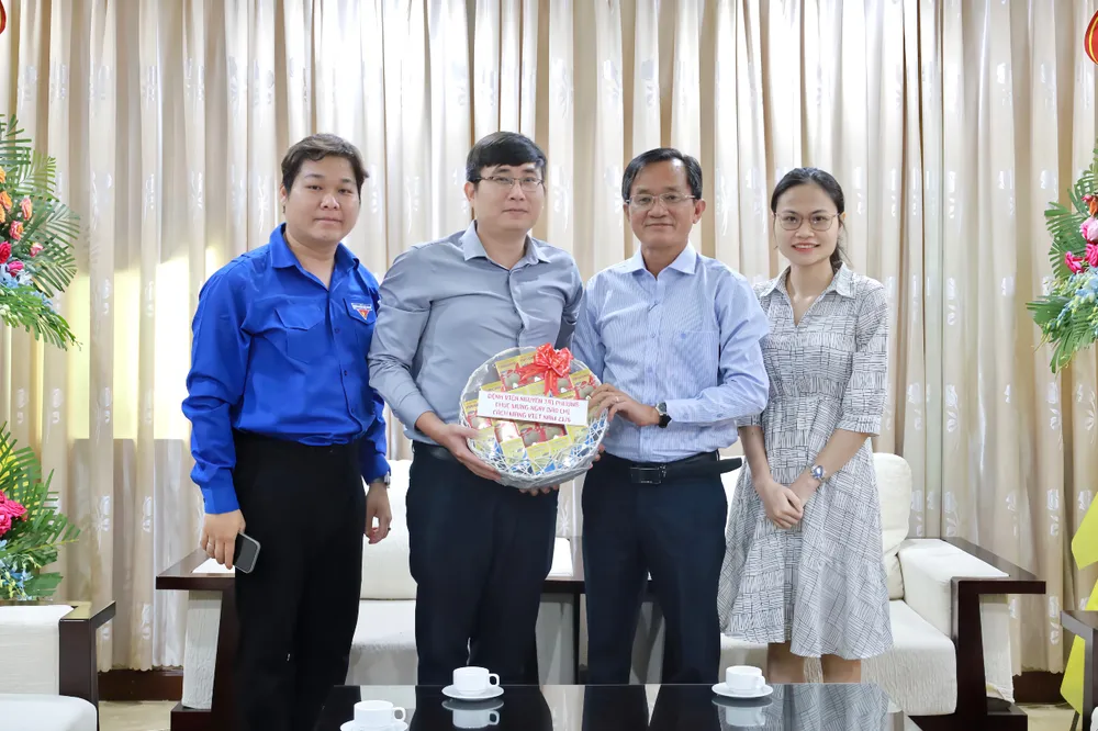 Đoàn đại diện Bệnh viện Nguyễn Tri Phương thăm và chúc mừng báo Pháp Luật TP.HCM. Ảnh: DI LINH IMG_0444.jpeg