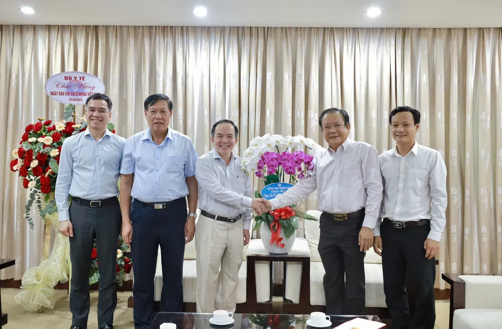 Đoàn đại diện Bệnh viện Thống Nhất thăm và chúc mừng báo Pháp Luật TP.HCM. Ảnh: DI LINH IMG_0445.jpeg
