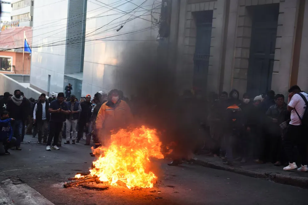 Người dân Bolivia biểu tình phản đối âm mưu đảo chính. Ảnh: REUTERS ÂM MƯU ĐẢO CHÍNH.jpg