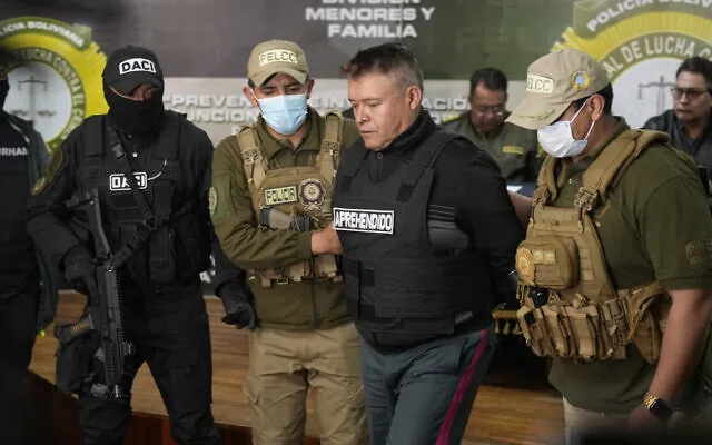 Tướng Juan Jose Zuniga bị bắt sau âm mưu đảo chính. Ảnh: AP Bolivia.jpg
