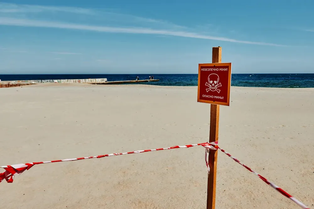 Một tấm biển có nội dung “Thận trọng: mìn” được dán trên một bãi biển ở TP Odesa, Ukraine. Ảnh: GETTY IMAGES chiến sự Nga-Ukraine.jpg