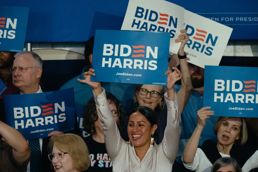 Một nhóm ủng hộ tham gia vận động tranh cử cho Tổng thống Mỹ Joe Biden ở bang Wisconsin (Mỹ) hôm 5-7. Ảnh: THE NEW YORK TIMES nhà tài trợ