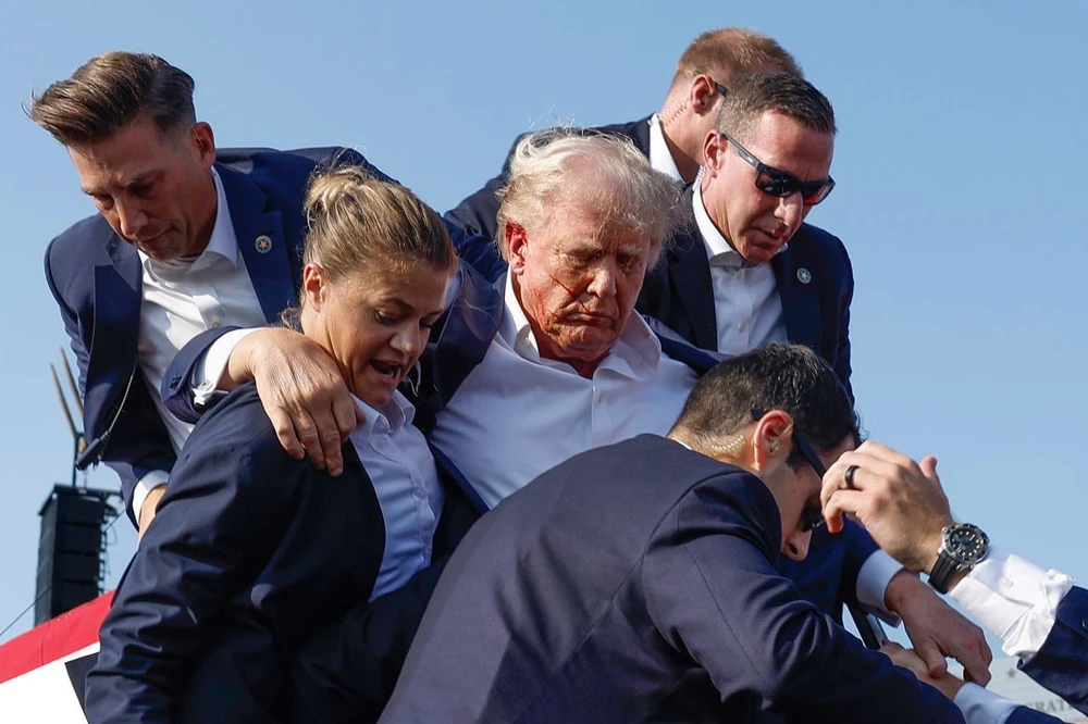 Cựu Tổng thống Mỹ Donald Trump bị bắn khi vận động tranh cử tại TP Butler (bang Pennsylvania, Mỹ) ngày 13-7. Ảnh: CNN Trump bị bắn