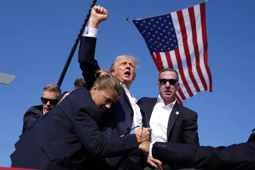 Cựu Tổng thống Donald Trump được dìu xuống sân khấu sau khi ông bị bắn tại sự kiện vận động tranh cử ở bang Pennsylvania (Mỹ) ngày 13-7. Ảnh: AP Mật vụ Mỹ