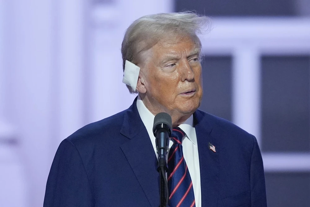 Cựu Tổng thống Mỹ Donald Trump đeo băng gạc ở tai khi tham dự Đại hội toàn quốc đảng Cộng hòa ở bang Wisconsin (Mỹ). Ảnh: AP ám sát hụt