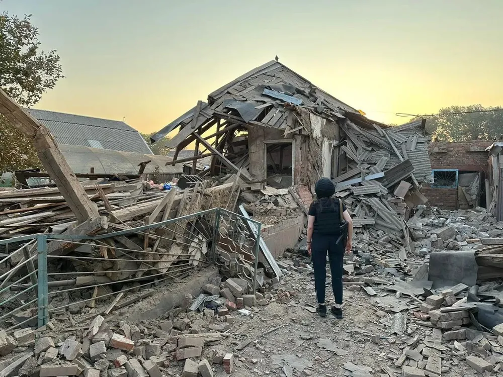 Đống đổ nát sau trận pháo kích vào Donetsk ngày 18-7 mà Ukraine quy là do Nga làm. Ảnh: TELEGRAM CHIẾN SỰ NGA-UKRAINE.jpg