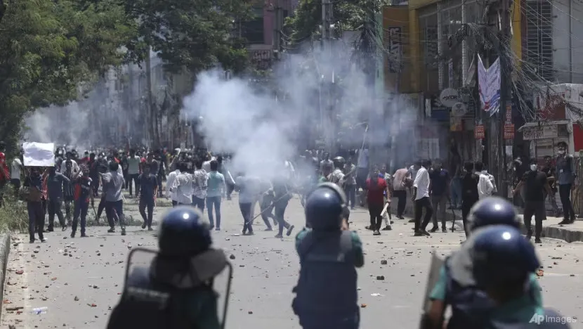 Sinh viên Bangladesh đụng độ cảnh sát khi xuống đường biểu tình phản đối quy định tuyển dụng công chức. Ảnh: AP Sinh viên Bangladesh
