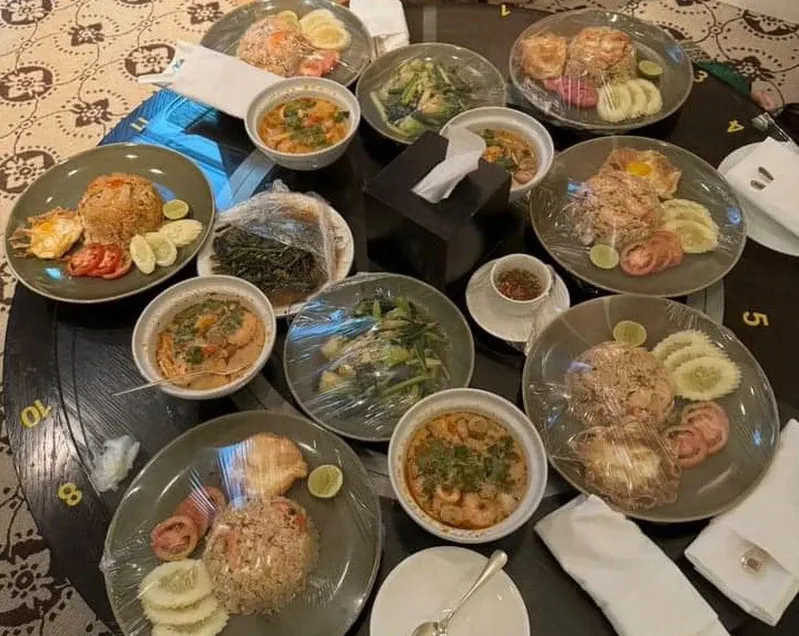 Bàn đồ ăn trong phòng nơi xảy ra vụ nhóm người Việt tử vong ở Bangkok. Ảnh: VIETNAMPLUS Vụ nhóm người Việt tử vong ở Bangkok