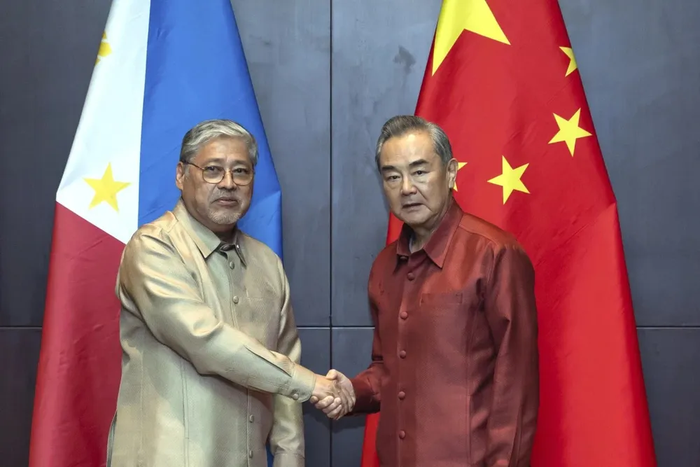 Bộ trưởng Ngoại giao Trung Quốc Vương Nghị (phải) gặp Ngoại trưởng Philippines - ông Enrique Manalo tại Lào ngày 27-7. Ảnh: TÂN HOA XÃ chạy đua vũ trang