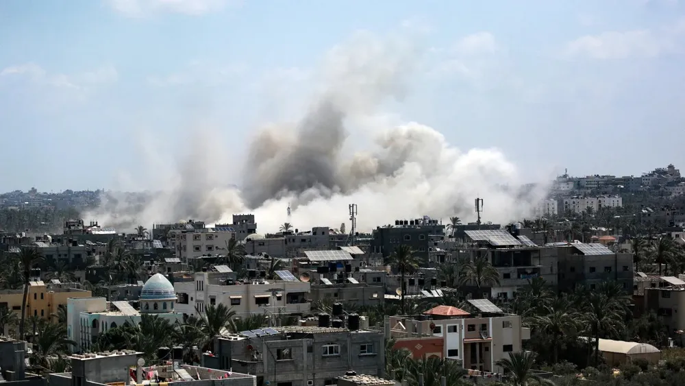 Khói bốc lên tại trường học Khadija ở miền trung Dải Gaza sau đòn không kích của Israel ngày 27-7. Ảnh: GETTY IMAGES trường học ở Gaza