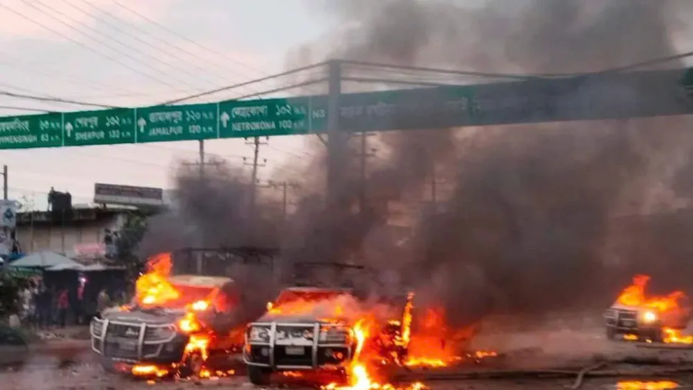 Người biểu tình kích động đốt phá nhiều phương tiện trên phố ở Bangladesh ngày 5-8. Ảnh: DHAKA TRIBUNE BIỂU TÌNH BANGLADESH.jpg