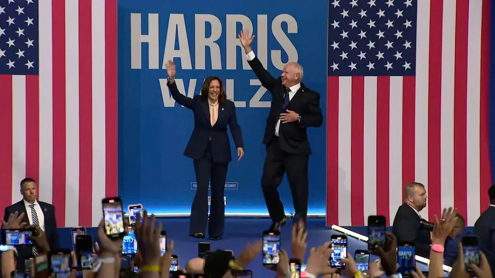 Phó Tổng thống Mỹ Kamala Harris (trái) và Thống đốc bang Minnesota Tim Walz vận động tranh cử tại TP Philadelphia (bang Pennsylvania) ngày 6-8. Ảnh: CNN h.jpg