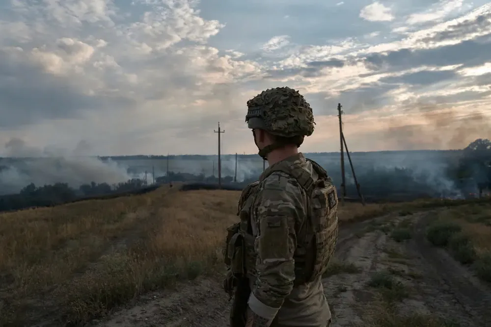 Một người lính Ukraine nhìn vào đám cháy do pháo binh gây ra tại tỉnh Donetsk. Ảnh: GETTY IMAGES Chiến sự Nga-Ukraine