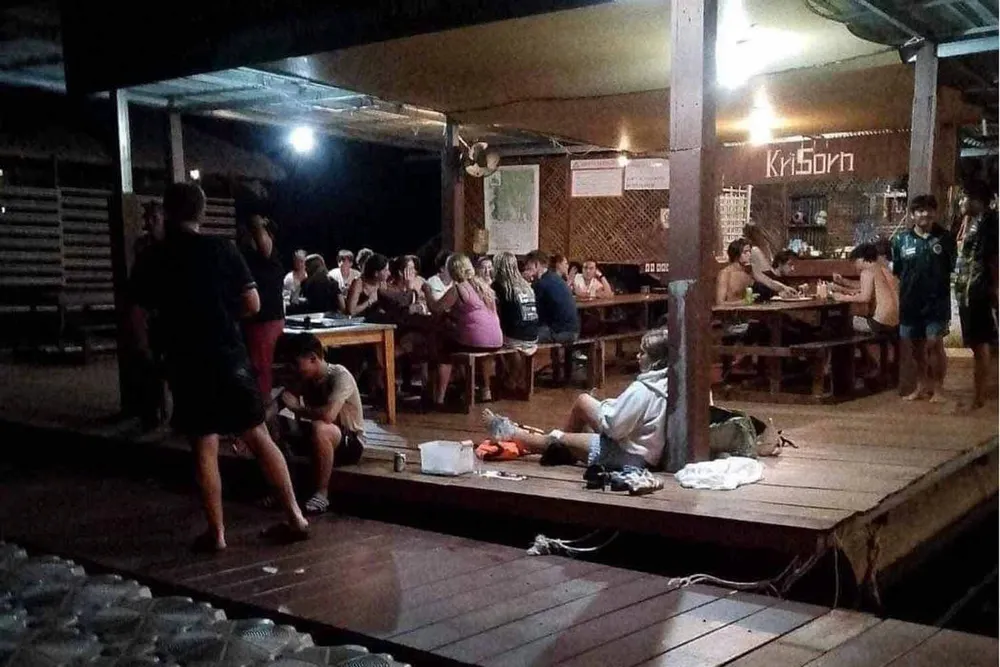 Đoàn khách nước ngoài nghỉ ngơi tại khách sạn bè KriSorn sau khi được cứu khỏi hang Nam Talu. Ảnh: BANGKOK POST khách nước ngoài