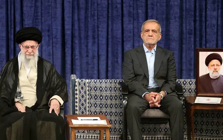 Lãnh đạo tối cao Iran Ali Khamenei và Tổng thống Iran Masoud Pezeshkian (phải). Ảnh: KHAMENEI.IR/AFP tổng thống Iran
