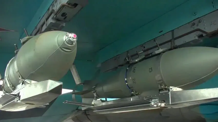 Máy bay ném bom Su-34 của Nga và bom lượn FAB-500 được trang bị hệ thống dẫn đường chính xác cao. Ảnh: BỘ QUỐC PHÒNG NGA lực lượng Ukraine