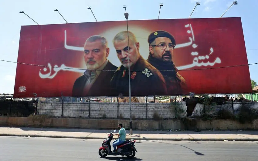 Một tấm biển có hình lãnh đạo chính trị Hamas Ismail Haniyeh (trái), Tư lệnh lực lượng tinh nhuệ Quds thuộc Quân đoàn Vệ binh Cách mạng Hồi giáo Iran (IRGC) - Tướng Qasem Soleimani (giữa), và chỉ huy cấp cao của Hezbollah Fuad Shukr tại Lebanon. Ảnh: AFP lãnh đạo hamas.jpg