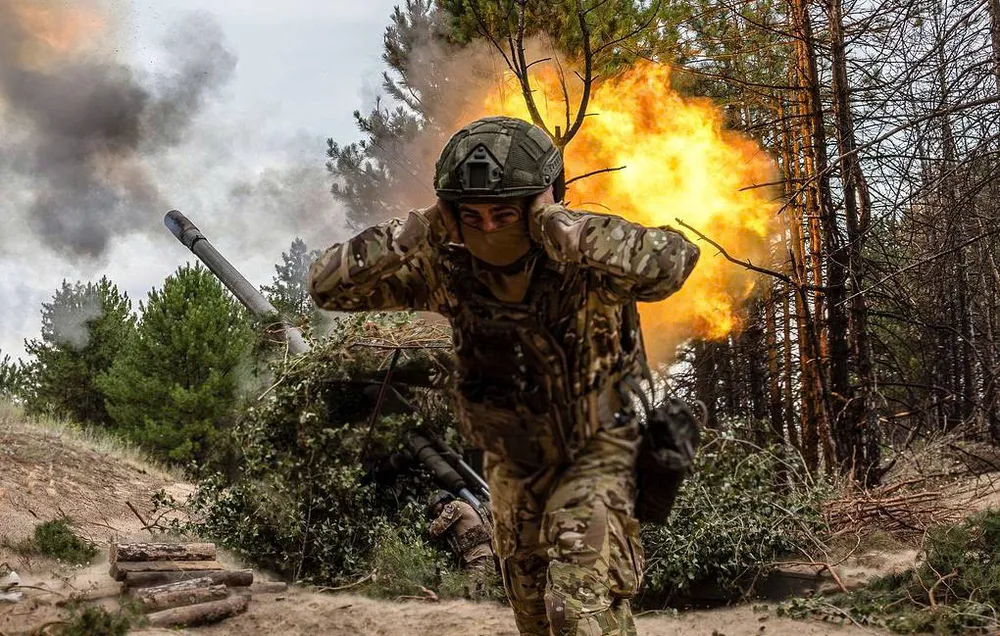 Binh sĩ Nga khai hoả pháo tự hành trên chiến trường Ukraine. Ảnh: TASS CHIẾN SỰ.jpg