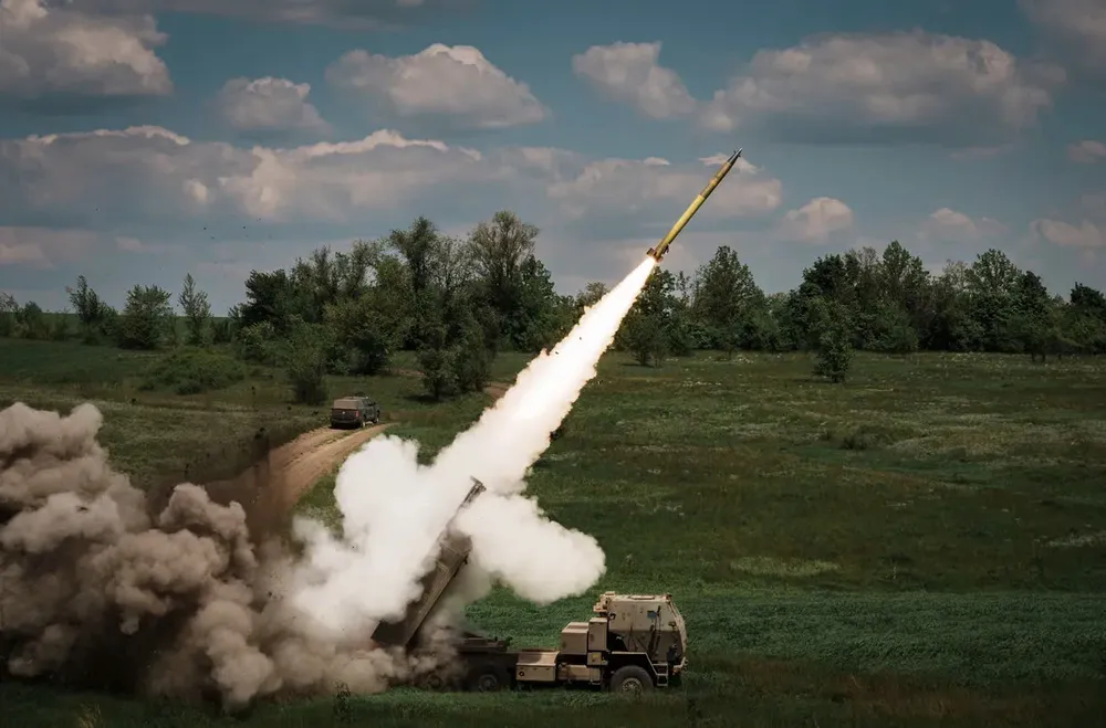 Binh sĩ Ukraine khai hoả hệ thống pháo phản lực cơ động cao HIMARS trên chiến trường. Ảnh: GETTY IMAGES Chiến sự Nga-Ukraine