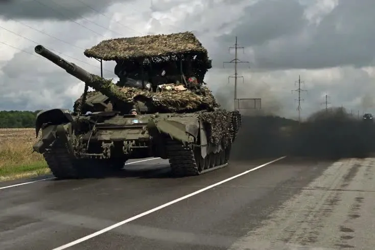 Xe tăng chiến đấu T-72 của Nga di chuyển bên ngoài huyện Sudzha (tỉnh Kursk, Nga) vào ngày 8-8. Ảnh: AFP chiến sự Nga-Ukraine.jpg