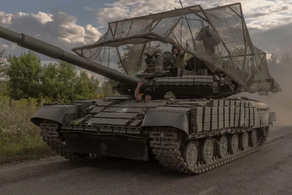 Binh sĩ Ukraine lái xe tăng T-64 tại tỉnh Sumy (Ukraine), giáp biên giới với tỉnh Kursk của Nga. Ảnh: GETTY IMAGES Chiến sự Nga-Ukraine