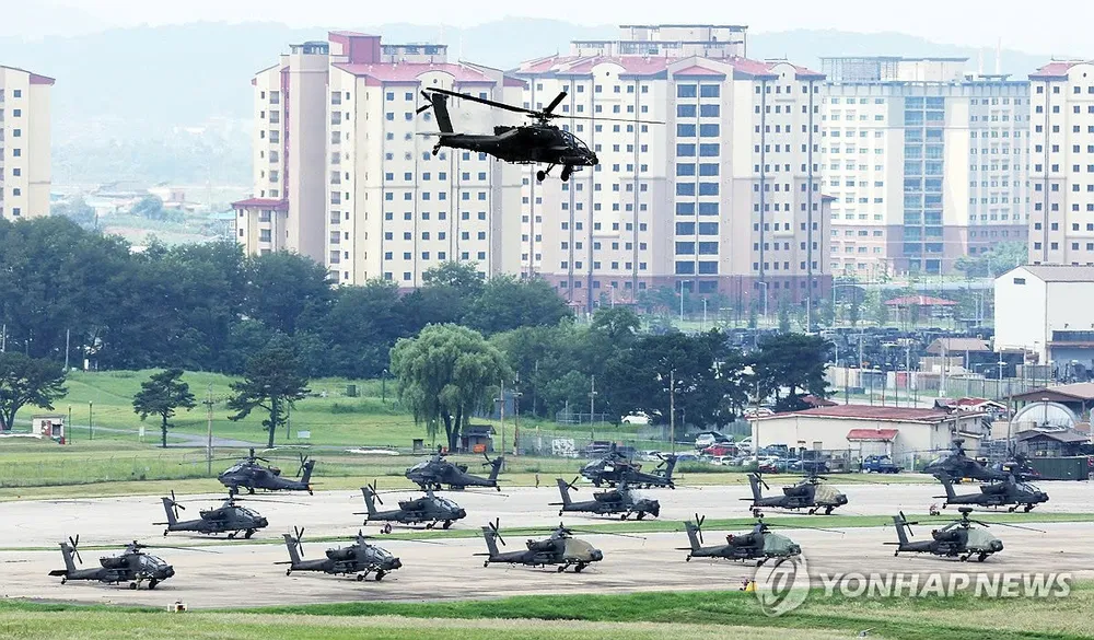 Trực thăng Apache cất cánh tại Trại Humphreys (căn cứ quân sự Mỹ) ở Pyeongtaek (tỉnh Gyeonggi, Hàn Quốc) ngày 12-8. Ảnh: YONHAP Lá chắn Tự do