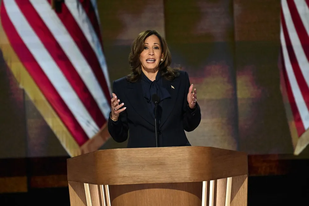 Phó Tổng thống Kamala Harris phát biểu trên sân khấu đại hội đảng Dân chủ vào ngày 22-8 tại TP Chicago (bang Illinois). Ảnh: CNN đại hội đảng Dân chủ