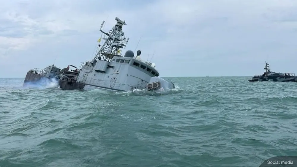 Tàu chiến Malaysia chìm dần sau khi đâm trúng vật thể ngầm không xác định ngoài khơi bang Johor. Ảnh: X Tàu chiến Malaysia