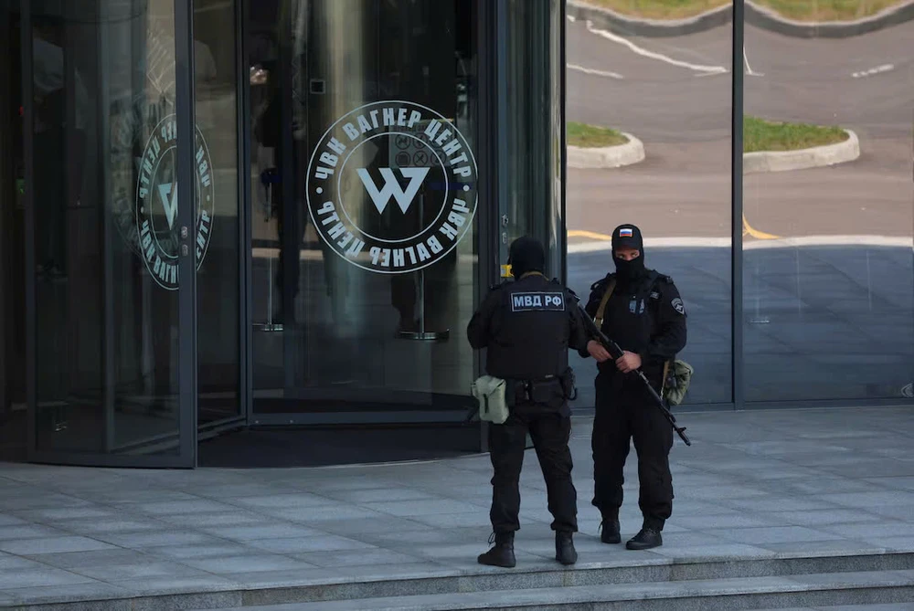 Các nhân viên thực thi pháp luật Nga đứng gác bên ngoài một cơ sở của Wagner ở TP Saint Petersburg (Nga). Ảnh: REUTERS cuộc chiến ở Ukraine