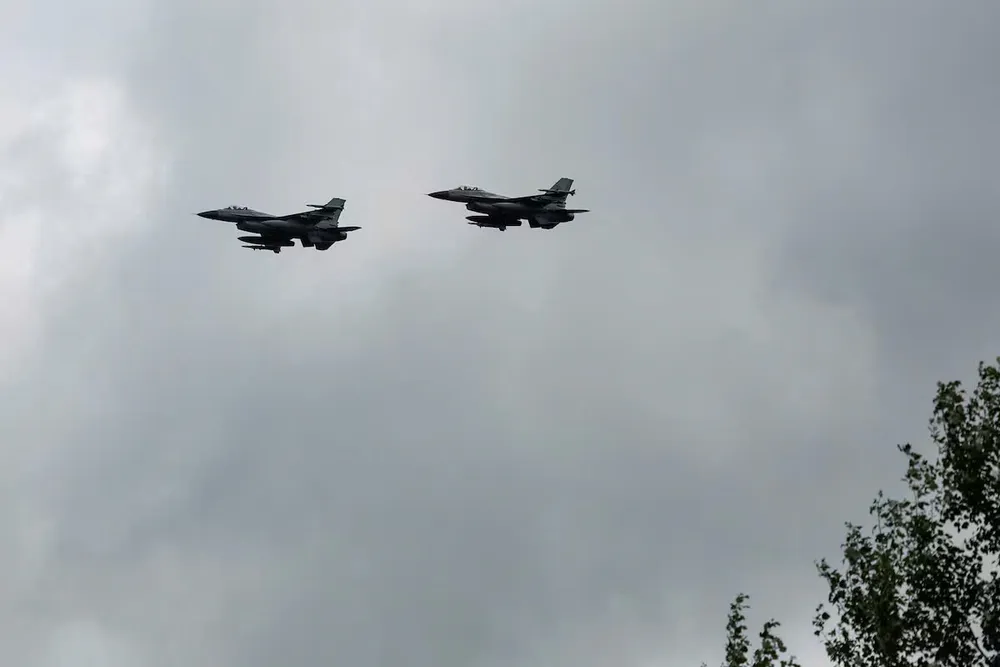 Tiêm kích F-16 được nhìn thấy trên bầu trời Ukraine trong dịp đánh dấu Ngày kỷ niệm của Lực lượng Không quân Ukraine 4-8. Ảnh: REUTERS tiêm kích F-16