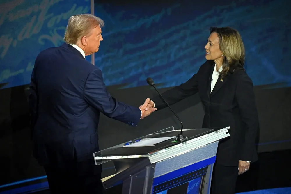 Phó Tổng thống Mỹ Kamala Harris và cựu Tổng thống Mỹ Donald Trump bắt tay nhau đầu phiên tranh luận. Ảnh: AFP phiên tranh luận