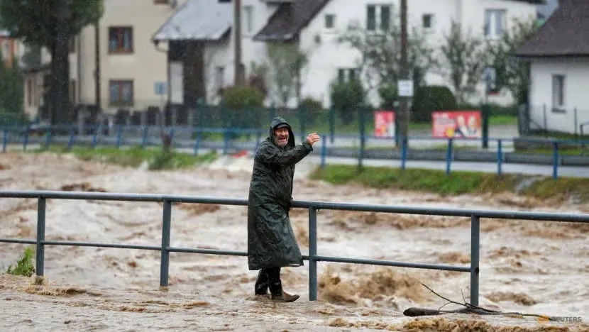 Mưa lớn gây ngập nặng trên đường phố ở thị trấn Jenesik (CH Czech). Ảnh: REUTERS BÃO LŨ HOÀNH HÀNH .jpg