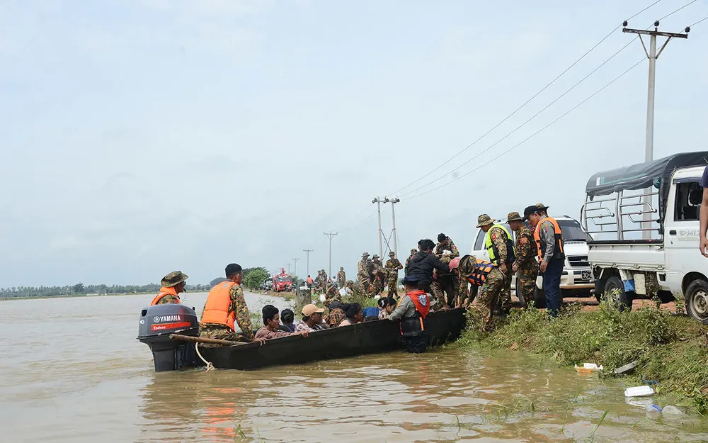 Đội cứu hộ-cứu nạn Myanamar sơ tán người dân khu vực lũ lụt. Ảnh: THE GLOBAL NEW LIGHT OF MYANMAR bão lũ hoành hành