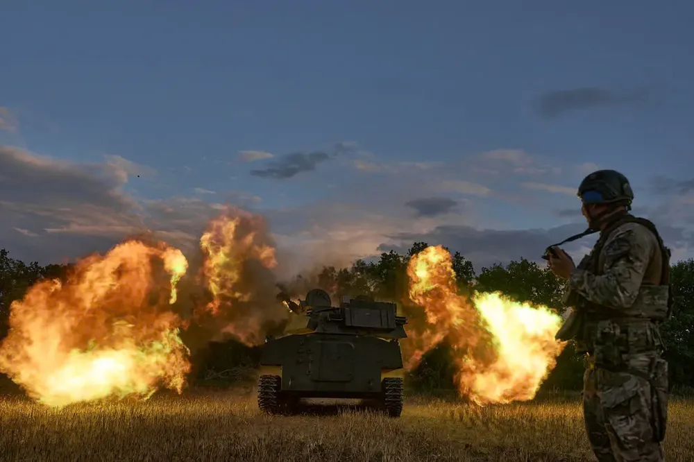 Binh sĩ Ukraine khai hoả pháo tự hành Hoa cẩm chướng 2C1 tại chiến trường Donetsk (Ukraine). Ảnh: GETTY IMAGES Chiến sự Nga-Ukraine
