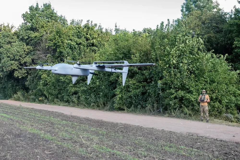 Quân Ukraine điều khiển UAV trên chiến trường Donetsk. Ảnh: GETTY IMAGES Chiến sự Nga-Ukraine