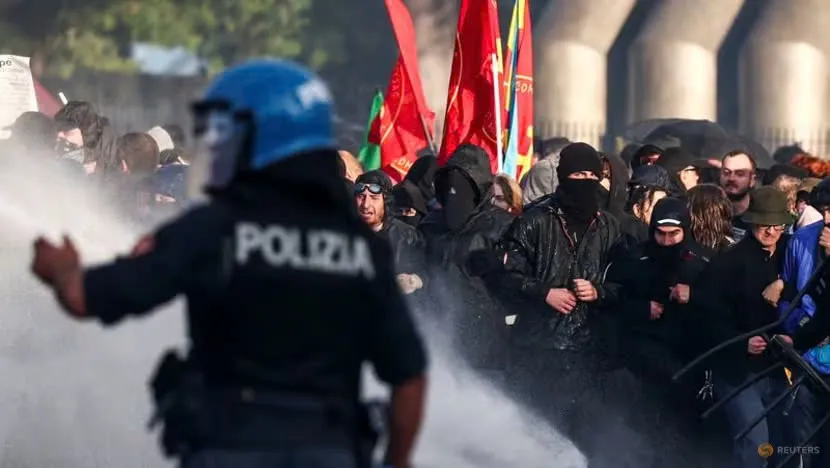 Cảnh sát đã bắn hơi cay và vòi rồng khi đụng độ người biểu tình ở Rome (Ý) trước thềm tròn một năm xung đột Israel-Hamas. Ảnh: REUTERS xung đột Israel-Hamas