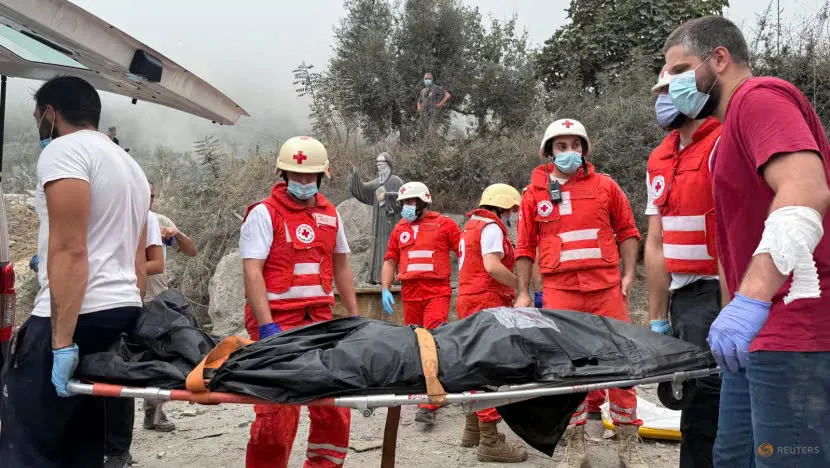 Các thành viên của Hội Chữ thập đỏ Lebanon tại một địa điểm bị Israel tấn công ngày 14-10. Ảnh: REUTERS xung đột Trung Đông