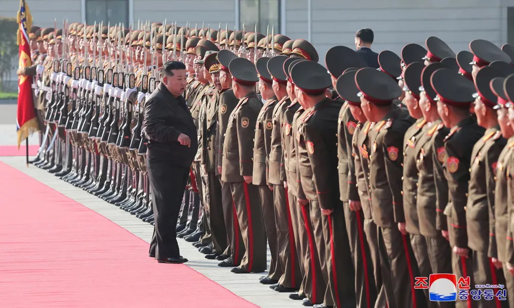 Lãnh đạo Triều Tiên Kim Jong-un đang kiểm tra quân đội tại Bình Nhưỡng ngày 17-10. Ảnh: KCNA gửi quân đến Nga