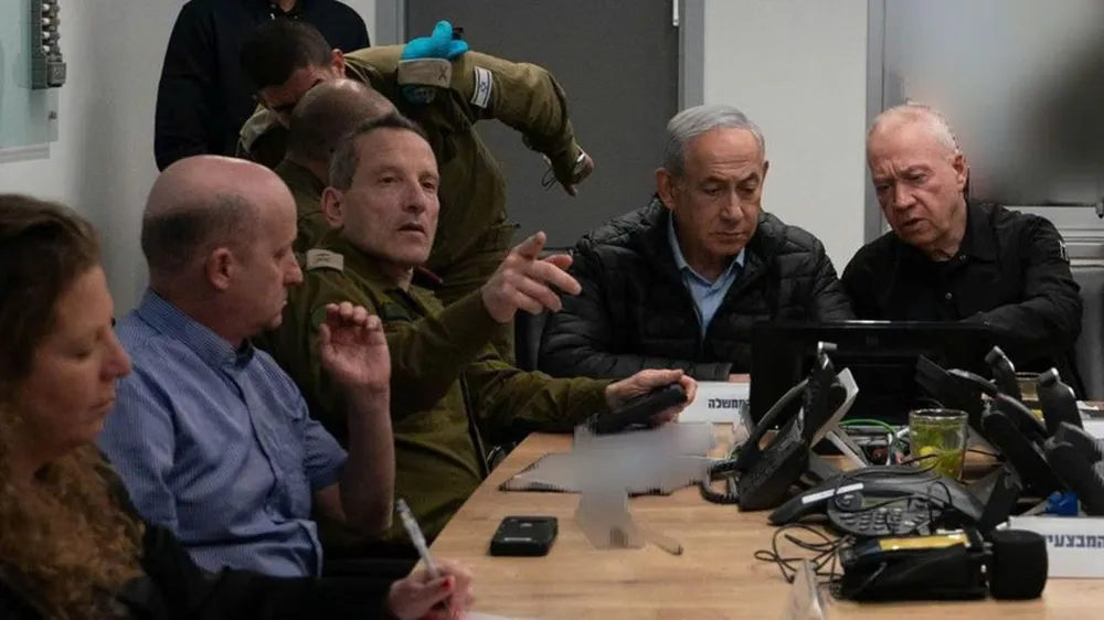 Thủ tướng Israel Benjamin Netanyahu (thứ hai từ phải sang) và Bộ trưởng Quốc phòng Israel Yoav Gallant (đầu tiên từ phải sang) giám sát cuộc tấn công vào Iran sáng 26-10 từ một địa điểm không được tiết lộ. Ảnh: LỰC LƯỢNG PHÒNG VỆ ISRAEL trả đũa Iran