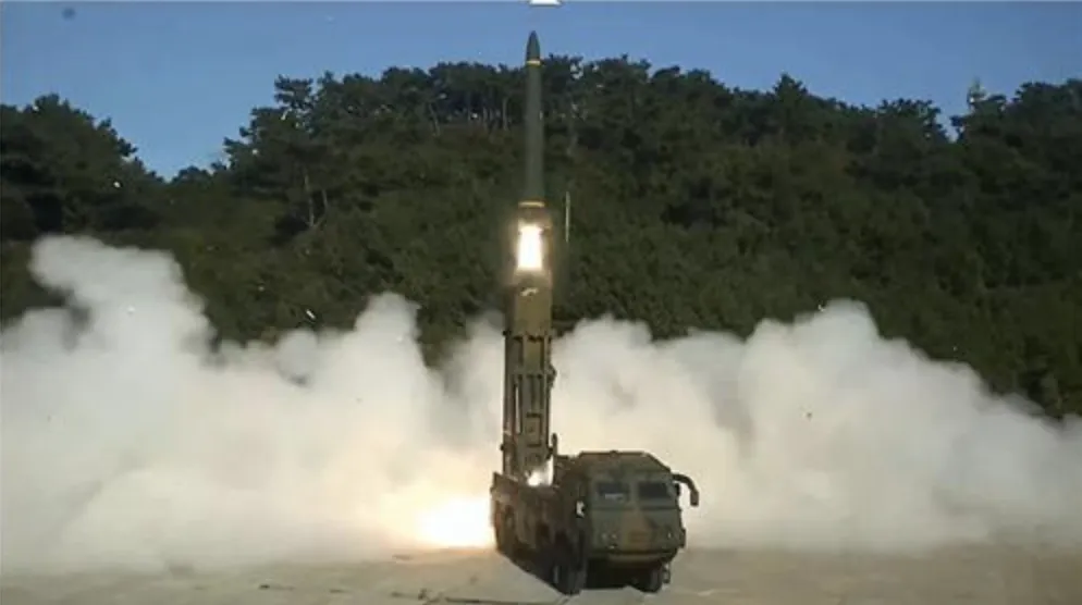 Tên lửa đạn đạo Hyunmoo-II được phóng từ bệ phóng di động ở quận Taean (cách Seoul 108 km về phía tây nam) vào ngày 7-11. Ảnh: YONHAP tên lửa đạn đạo