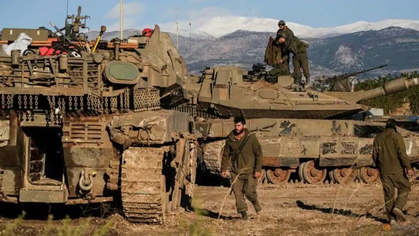 Binh sĩ Israel đứng trên xe tăng gần biên giới Israel với Lebanon ngày 26-11. Ảnh: REUTERS thỏa thuận ngừng bắn Israel-Hezbollah 1.jpg