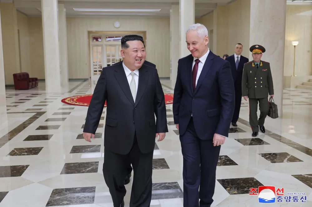 Lãnh đạo Triều Tiên Kim Jong-un (trái) tiếp đón Bộ trưởng Quốc phòng Nga Andrei Beloussov. Ảnh: KCNA 1.jpg